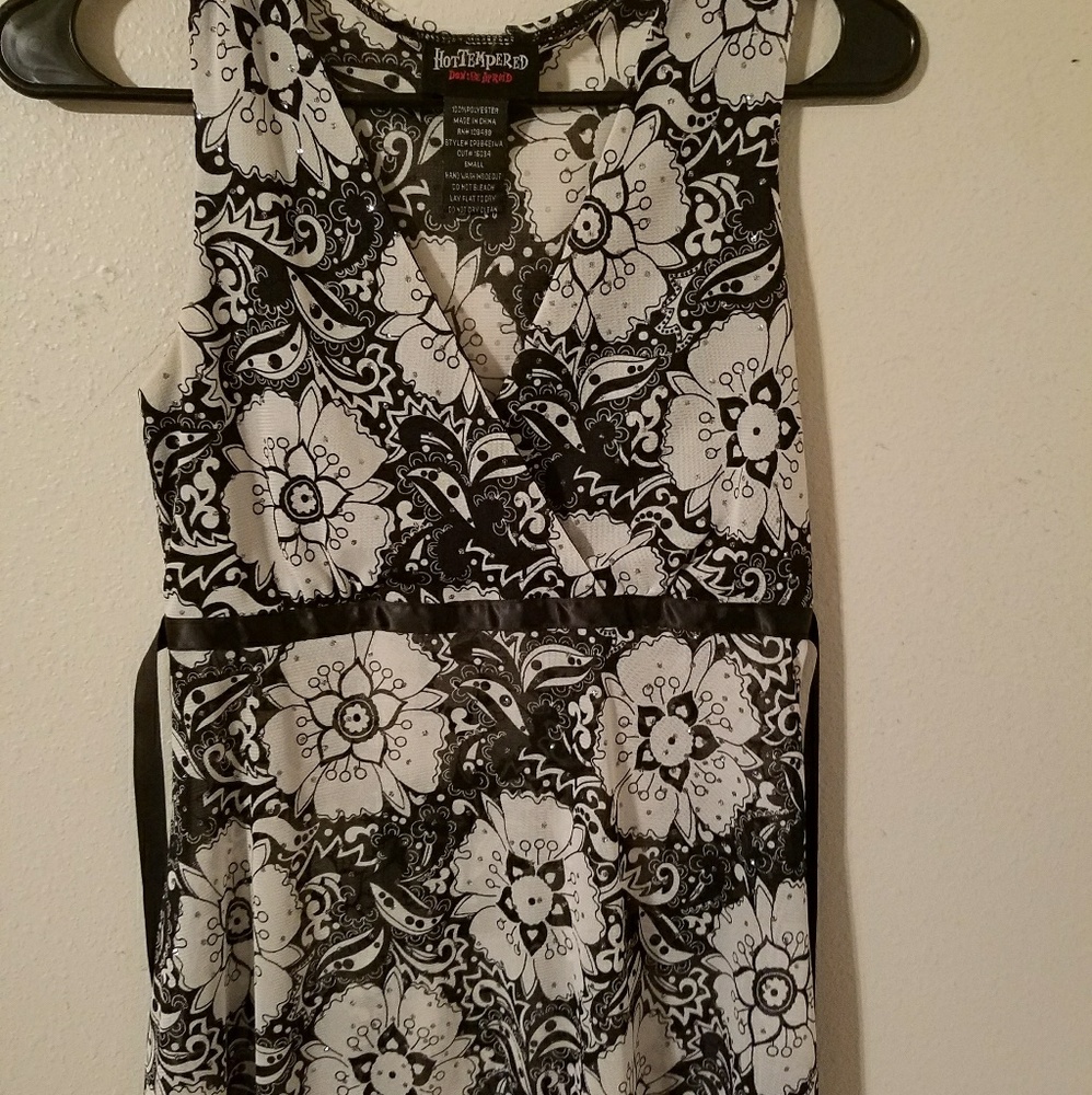 Sleeveless Black and White Top